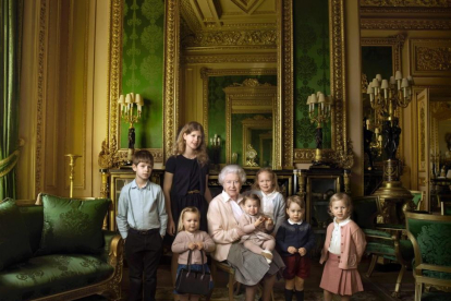 La reina Isabel, con sus nietos y biznietos. El príncipe Jorge está a su izquierda y la princesa Carlota, sobre su falda.-ANNIE LEIBOVITZ