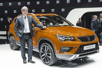 El presidente de Seat, Luca de Meo, junto a un Ateca, en el salón de Ginebra.-