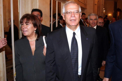 Cristina Narbona y Josep Borrell, en una imagen de archivo.-FRANCISCO MARTÍN