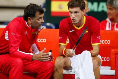 Bruguera habla con Carreño, en un descanso de la eliminatoria de Copa Davis, en Lille.-PASCAL ROSSIGNOL (AFP)