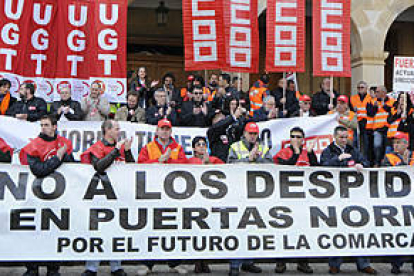 Manifestación por Puertas Norma en el mediodía de ayer. / V. GUISANDE-