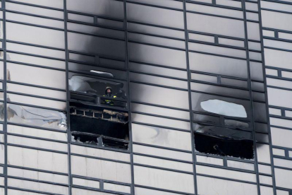 Un bombero inspecciona uno de los apartamentos afectados por el fuego de la Torre Trump.-CRAIG RUTTLE (AP)
