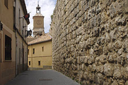 Una calle de la localidad de Almazán dónde puede apreciarse el estado actual de la muralla. / VALENTÍN GUISANDE-