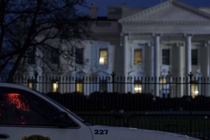 Un coche de policía ante la Casa Blanca.-Foto: BRENDAN SMIALOWSKI