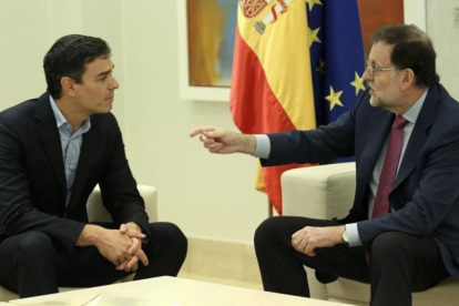 Mariano Rajoy y Pedro Sánchez, el pasado 6 de julio, en la Moncloa.-JUAN MANUEL PRATS