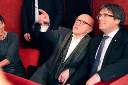 Puigdemont, junto a su abogado Paul Bekaert, en la Ópera de Gante, la noche del miércoles.-/ EFE / CARLOS REY ESTÉVEZ