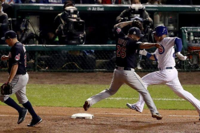 Mike Napoli y de los Indians y Wilson Contreras de los Cubs en el tercer partido de las series finales.-AFP