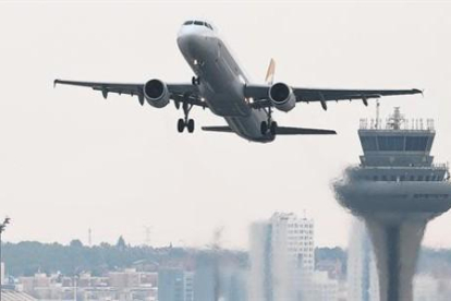 Un avión despega del Aeropuerto Adolfo Suárez Barajas de Madrid.-PAUL HANNA