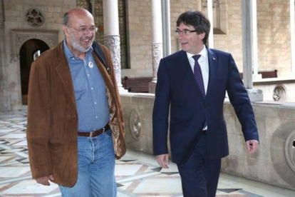 El secretario general de CCOO, Joan Carles Gallego, y el 'president' de la Generalitat, Carles Puigdemont.-Jordi Bedmar Pascual