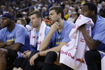 Zach Randolph, Beno Udrih, Marc Gasol y JaMychal Green, sentados en el banquillo de los Grizzlies en un momento del partido contra los Warriors.-Foto: AP / MARCIO J. SÁNCHEZ