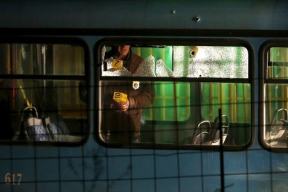 Un forense examina el autobús tiroteado por el agresor, este miércoles en Sarajevo.-REUTERS / DADO RUVIC