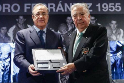Florentino Pérez entrega una placa a Pedro Ferrándiz como socio de honor del Madrid.-REAL MADRID