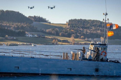 Dos aeronaves V-22 Osprey se disponen a aterrizar durante las maniobras de la OTAN Trident Juncture 18 en Byneset, Noruega.-EFE