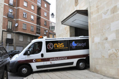 Una ambulancia cubriendo el servicio del transporte sanitario en la capital. / VALENTÍN GUISANDE-