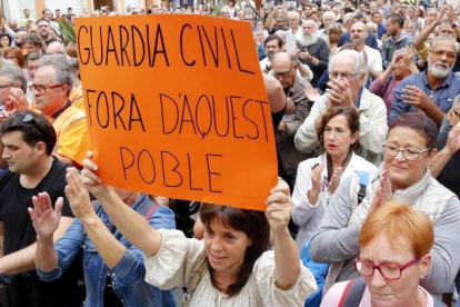 Manifestación en Calella en contra de la Guardia Civil, que pernorta en los hoteles del municipio.-ACN