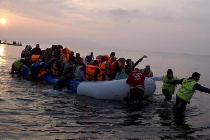 Una embarcación de migrantes llegando a la isla de Lesbos.-PETROS GIANNAKOURIS