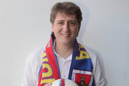 Calor Martínez, alcalde de Soria, con la bufanda y el balón del CD Numancia.-MARIO TEJEDOR