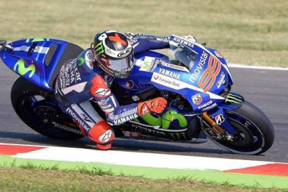 Jorge Lorenzo traza una curva durante los ensayos del GP de San Marino de este viernes, en el circuito de Misano.-EFE / MAURIZIO BRAMBATTI