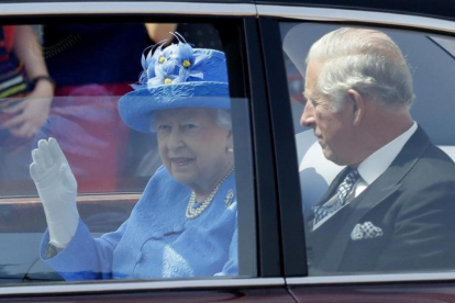 La reina Isabel II se dirige al Parlamento de Londres junto a su hijo el príncipe Carlos.-FRANK AUGSTEIN