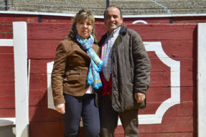 Jesús y Elena, jurados de la cuadrilla de San Esteban 2012, en la plaza de toros.  / ÁLVARO MARTÍNEZ-