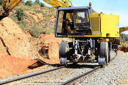 Obras de renovación de la línea ferroviaria a Madrid, el jueves, en el tramo entre las localidades de Soria y Navalcaballo. / ÁLVARO MARTÍNEZ-