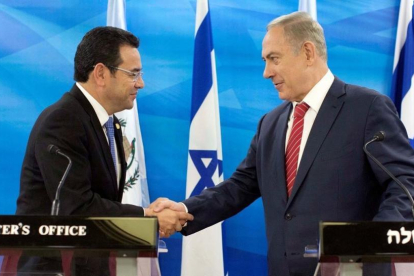 Jimmy Morales y Benjamin Netanyahu durante una reunión en Jerusalén, en noviembre del 2016.-/ ABIR SULTAN (REUTERS (POOL))