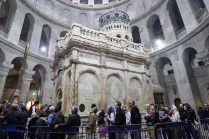 Varias personas visitan la tumba de Jesucristo en la iglesia del Santo Sepulcro, en la Ciudad Vieja de Jerusalén, el 21 de marzo.-ABIR SULTAN