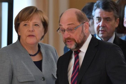 La canciller alemana Angela Merkel junto a Martin Schulz-AFP