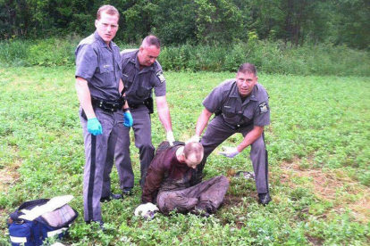 David Sweat, en el momento de ser detenido por la policía, en Constable (Nueva York), cerca de la frontera con Canadá.-Foto: AP
