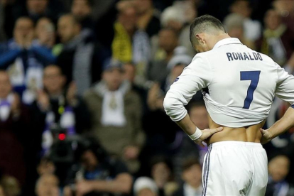 Ronaldo se lamenta de una ocasión fallada ante el Dortmund.-JOSÉ LUIS ROCA