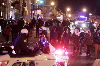 Manifestantes expresan su repulsa la saber que ha sido exculpado el policía Daniel Pantaleo por la muerte de Eric Garner.-Foto: T.J. KIRKPATRICK / AFP