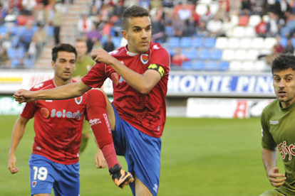 Julio Álvarez entrenó ayer y será esta tarde titular ante el Deportivo. / Diego Mayor-