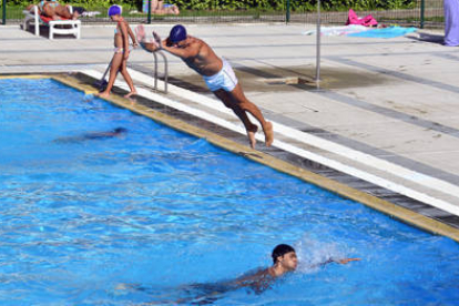 Bañistas en la piscina de la Juventud durante la jornada de ayer. / ÁLVARO MARTÍNEZ-