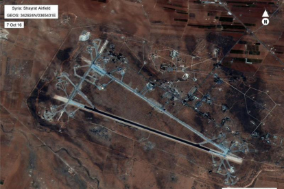 Fotografía cedida por el Departamento de Defensa de los Estados Unidos que muestra una vista aérea del aeropuerto al-Shayrat hoy,-EFE