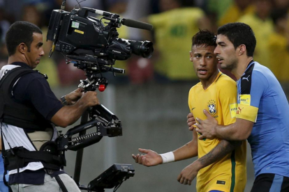 Luis Suarez y Neymar, en el Brasil-Uruguay de las eliminatorias del Mundial-2018.-REUTERS