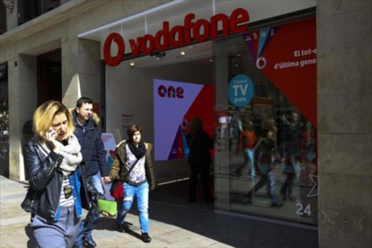 Tienda de Vodafone en el Portal de l'Àngel de Barcelona, la semana pasada.-