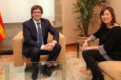 El 'president' Carles Puigdemont recibe a la presidenta balear, Francina Armengol, en el Palau de la Generalitat.-RICARD CUGAT