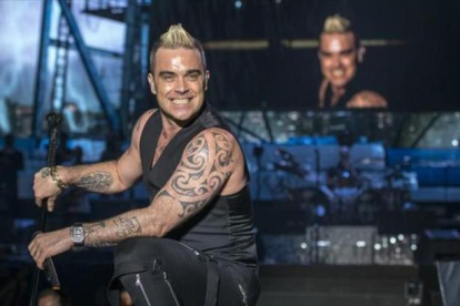 Robbie Williams, durante su actuación, la madrugada del domingo, en el Hard Rock Rising.-FERRAN SENDRA