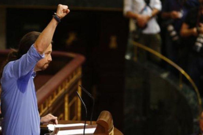 Pablo Iglesias levanta el puño, en la tribuna del Congreso.-JOSÉ LUIS ROCA