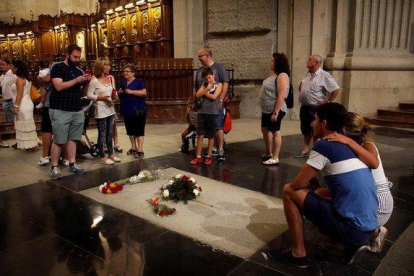 Unos turistas se fotografían ante la tumba de Franco en la basílica del Valle de los Caídos.-JOSÉ LUIS ROCA