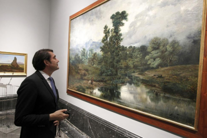 El consejero de Fomento y Medio Ambiente de la Junta, Juan Carlos Suárez Quiñones, durante la presentación del itinerario a traves de diversos cuadros expuestos en el museo del Prado del Parque nacional del Guadarrama-Ical