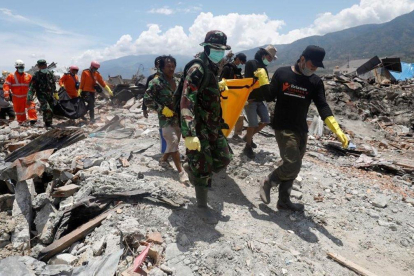 Rescate en Indonesia tras el tsunami.-REUTERS