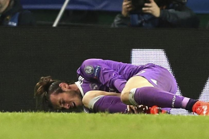 Bale, en el suelo tras caer lesionado en el encuentro ante el Sporting de Lisboa en el José Alvalade-AP / STEVEN GOVERNO