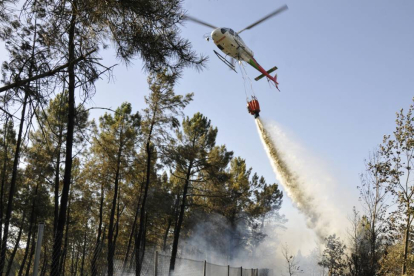 Un helicóptero descarga agua durante un incendio.-VALENTÍN GUISANDE