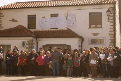 Los vecinos, frente al edificio que albergaba la farmacia, corearon cánticos para llamar la atención de la Junta y del Colegio de Farmacéuticos.-HDS