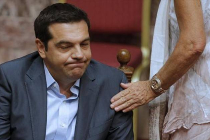 El primer ministro griego, Alexis Tsipras, en el transcurso de una maratoniana jornada en el Parlamento.-REUTERS / CHRISTIAN HARTMANN