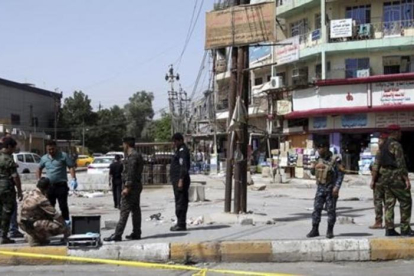 Varios policias inspeccionan la escena de crimen donde exploto una bomba en un mercado popular del barrio Nuevo Bagdad-EFE / AHMED JALIL