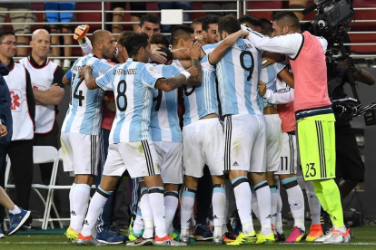 Angel Di Maria celebra con sus compañeros la victoria de Argentina contra Chile.-AFP / THEARON W. HENDERSON