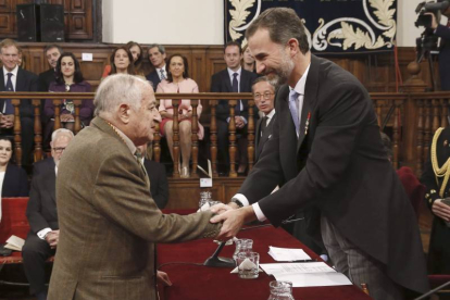 Este premio Cervantes ha sido el primero que ha entregado el Rey Felipe VI como monarca.-Foto: EFE/ J.J. GUILLÉN