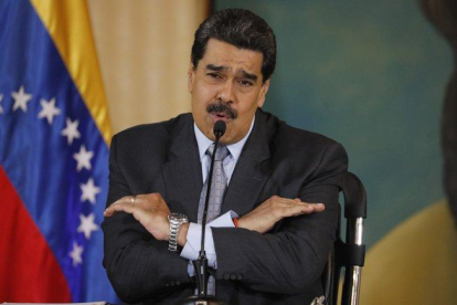 Nicolás Maduro intenta convencer a los venezolanos que Colombia está maquinando derrocarlo a la fuerza.-AP
